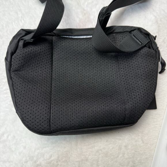 Arc’teryx Maka 1 Waistpack Crossbody Bag Belt Bag Black Logo Fanny Pack Hiking - Picture 3 of 3